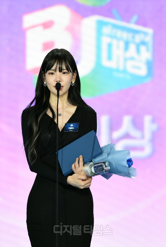 [포토]BJ 기룡이 `아프리카TV, 신인상 받았어요` | 디지털타임스